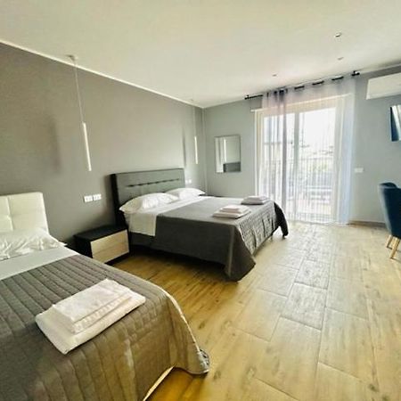 Aqua B&B - Rooms And Apartments ミラッツォ エクステリア 写真