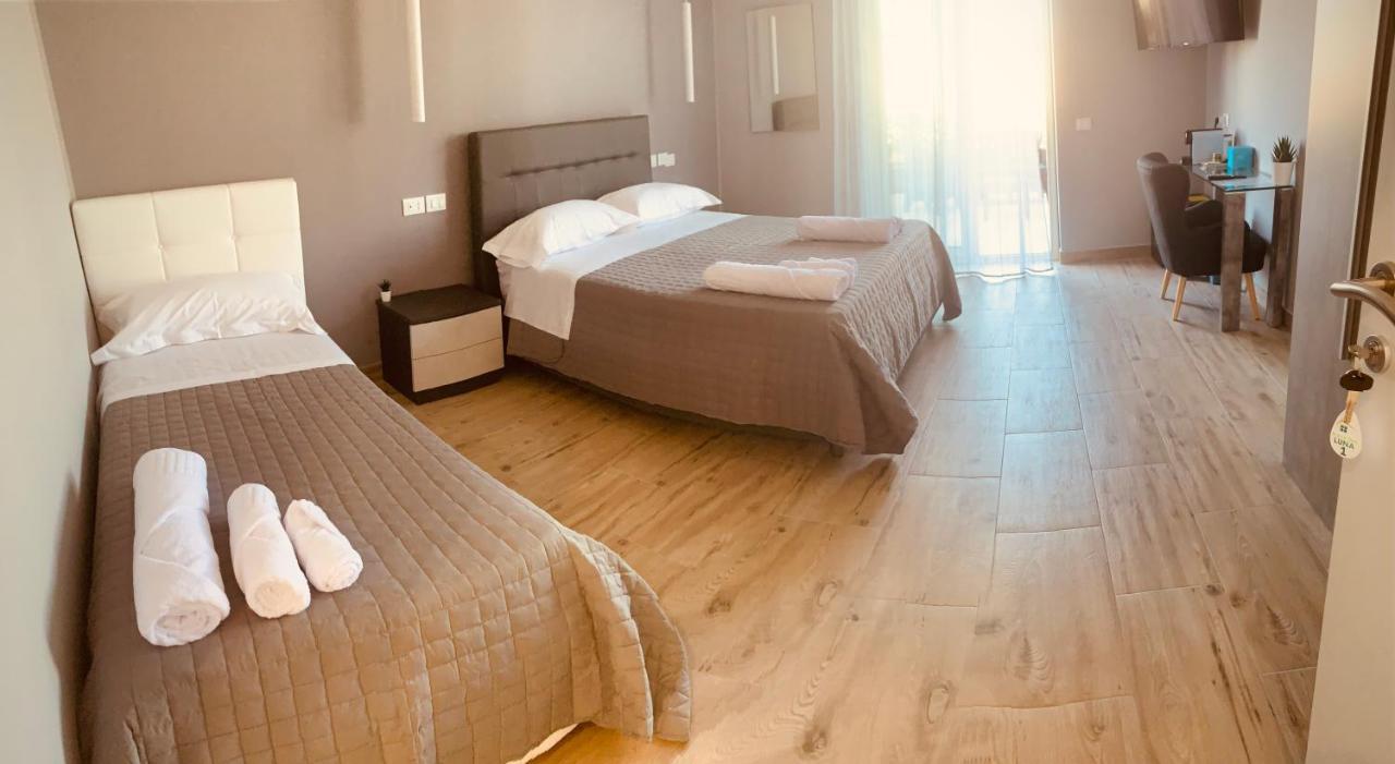 Aqua B&B - Rooms And Apartments ミラッツォ エクステリア 写真